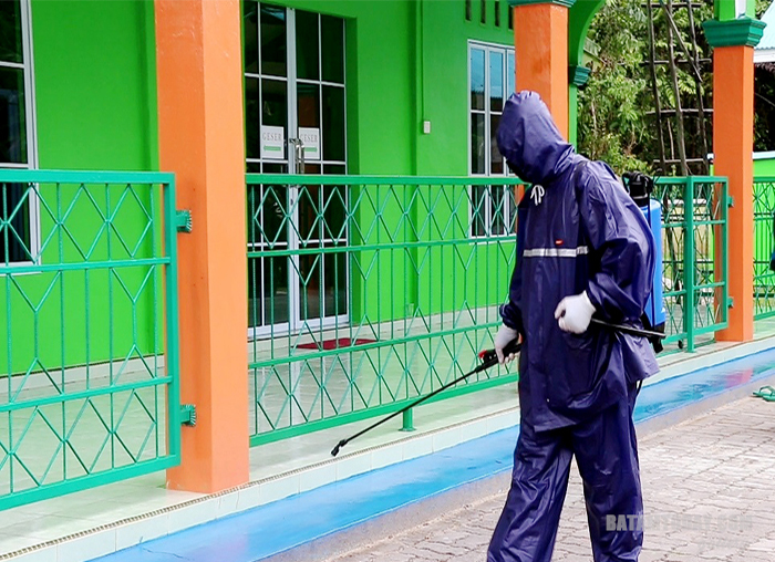 Petugas Satgas Covid-19 Bintan saat menyemprotkan cairan disinfektan